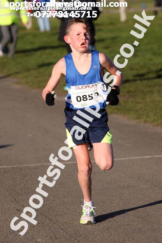 Boys and girls under-15s Heaton Harriers Memorial Road Races, Newcastle. Photo:  David T. Hewitson/Sports for All Pics